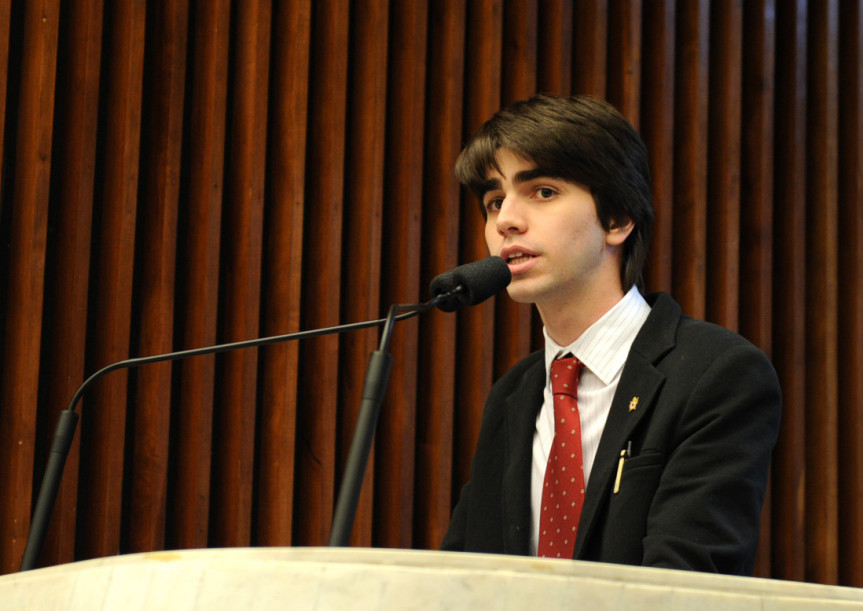 Representante da Ordem dos DeMolay durante discurso na Assembleia Legislativa.