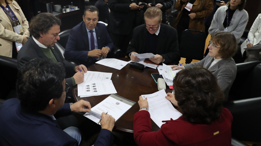 Reunião ocorreu após a sessão plenária desta segunda-feira (23).