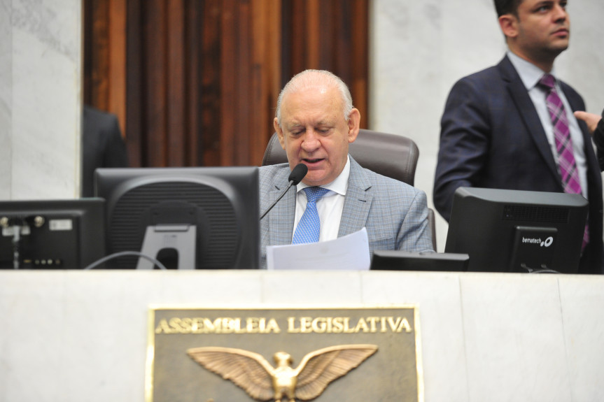 Presidente da Assembleia, deputado Ademar Traiano, durante a condução da sessão plenária desta segunda-feira (16).