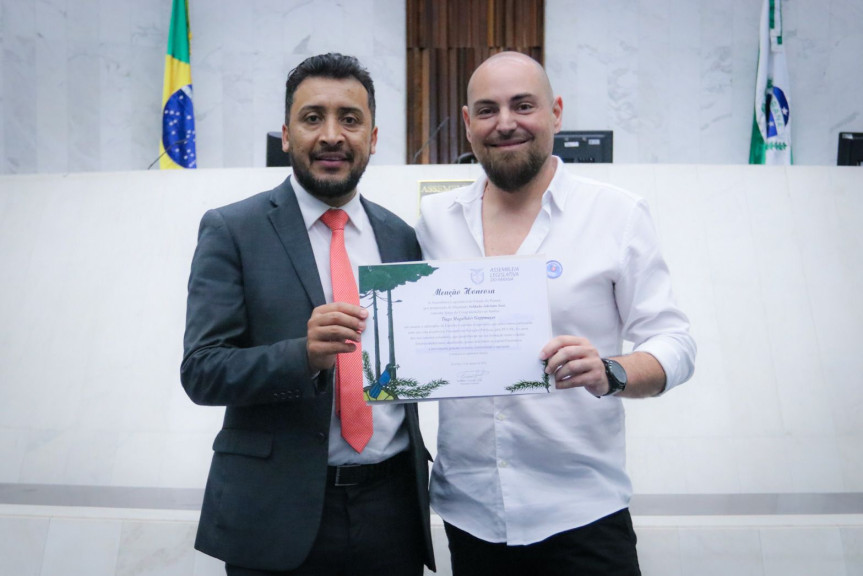 O deputado Soldado Adriano José reconheceu a contribuição significativa de Tiago para a cidade de Curitiba.