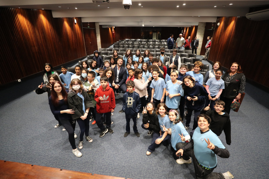 Estudantes do Instituto de Educação do Paraná Professor Erasmo Pilotto visitam a Assembleia