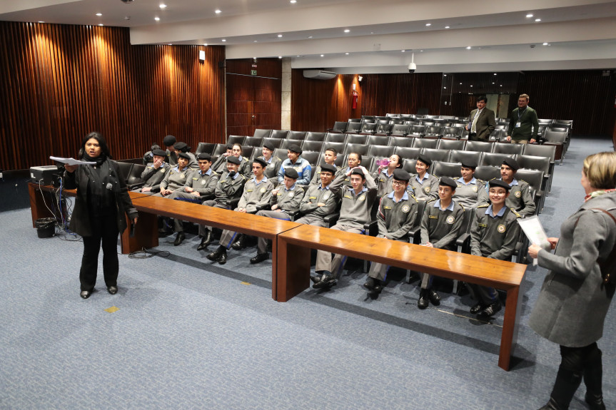 Alunos do Colégio da Polícia Militar visitam a Assembleia