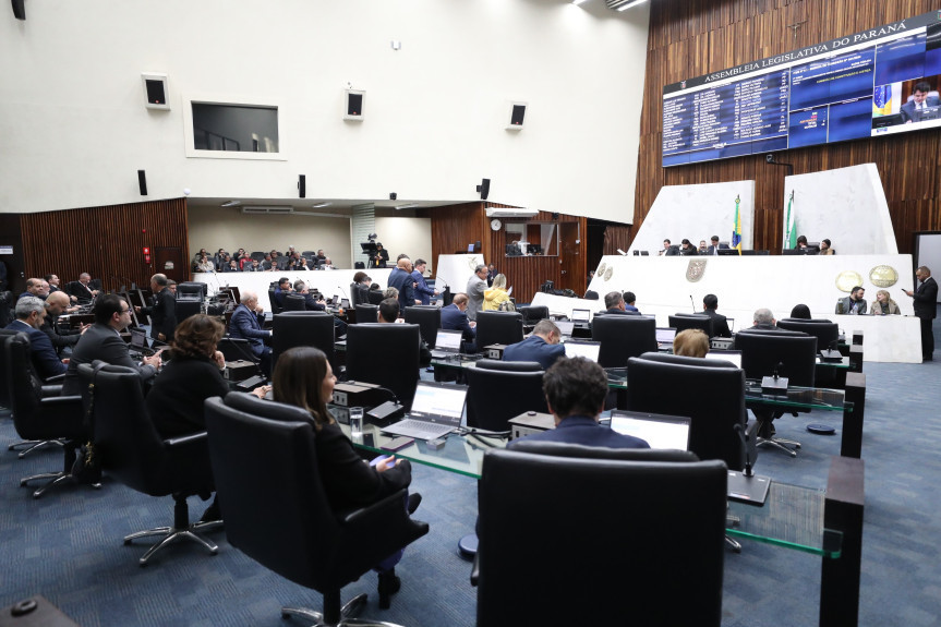 O projeto de lei 218/2022 define como órfãos de feminicídios todas as crianças e adolescentes dependentes de mulheres assassinadas em contexto de violência doméstica e familiar ou de flagrante menosprezo.