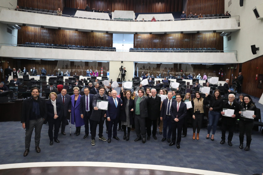 Os 70 anos de fundação do Centro Juvenil de Artes Plástica (CJAP) são homenageados com uma exposição na Assembleia Legislativa do Paraná. Desenhos de crianças e adolescentes de todo o Paraná, que participam do projeto, serão expostos esta semana no Espaço Cultural. O reconhecimento se estendeu ao Grande Expediente, onde houve a entrega de Menções Honrosas.