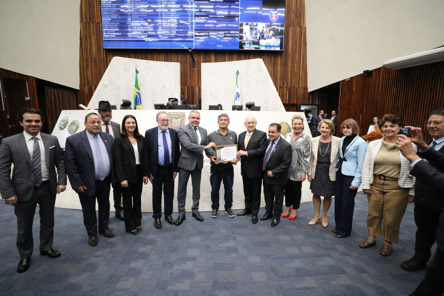 Joel de Oliveira, de 62 anos, foi homenageado pelo deputado estadual Ricardo Arruda (PL) nesta segunda-feira (26), na Assembleia Legislativa do Paraná.