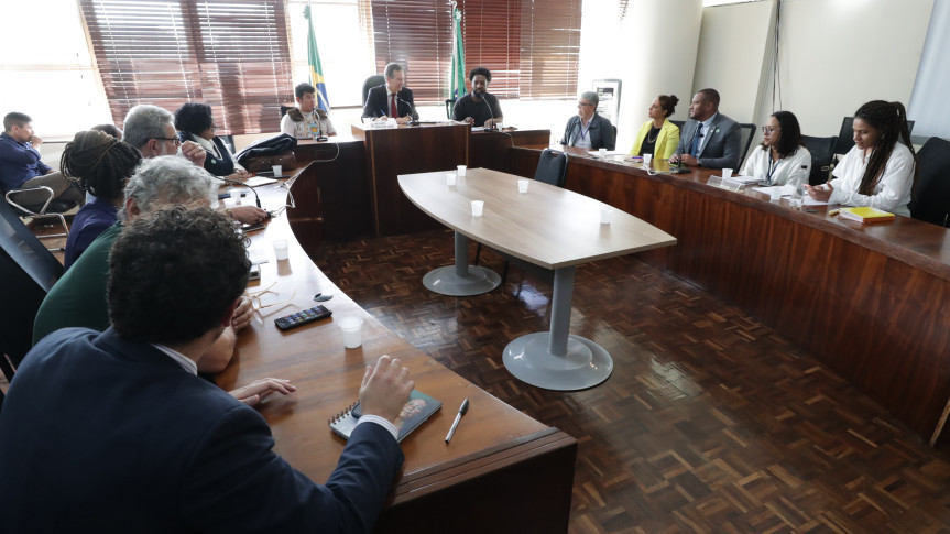 Reunião ocorreu no início da tarde desta terça-feira (27), na Sala das Comissões.