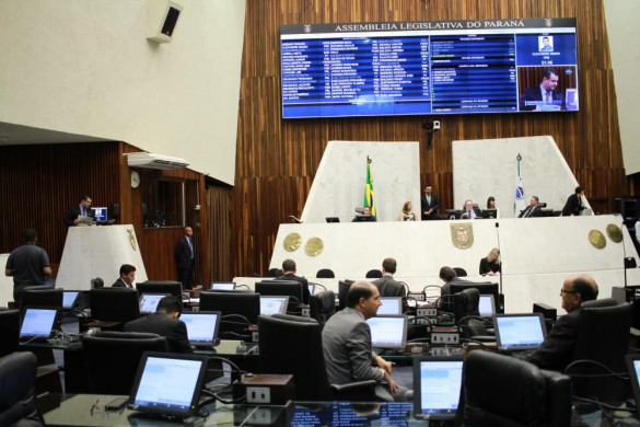 Deputados discutem o projeto de reforma da Previdência Social