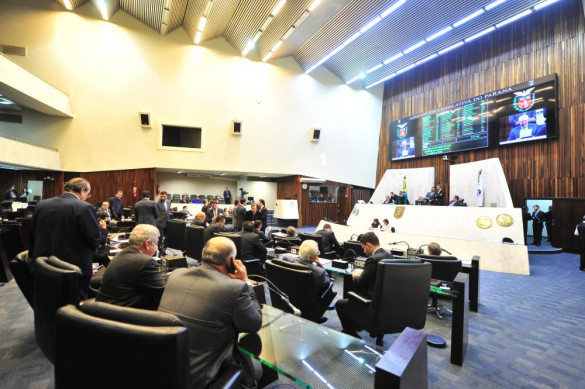 Deputados aprovam 20 projetos na sessão plenária desta segunda-feira (28)