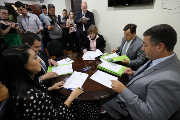 Projeto que obriga escolas avisar pais sobre faltas injustificadas de estudantes é aprovado por Comissão