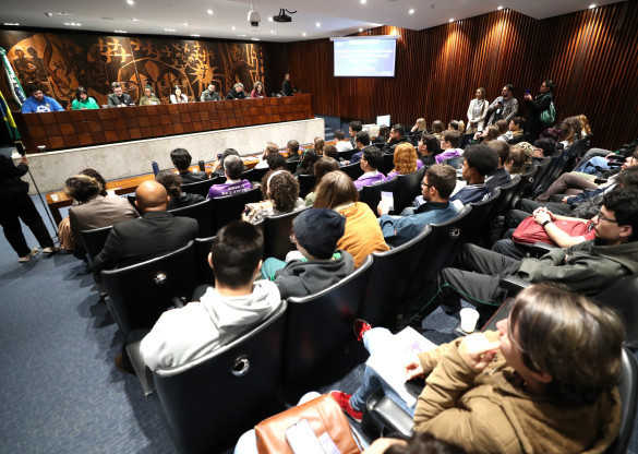 Professores e estudantes debatem falta de regramento e uso da IA nas salas de aula do Paraná