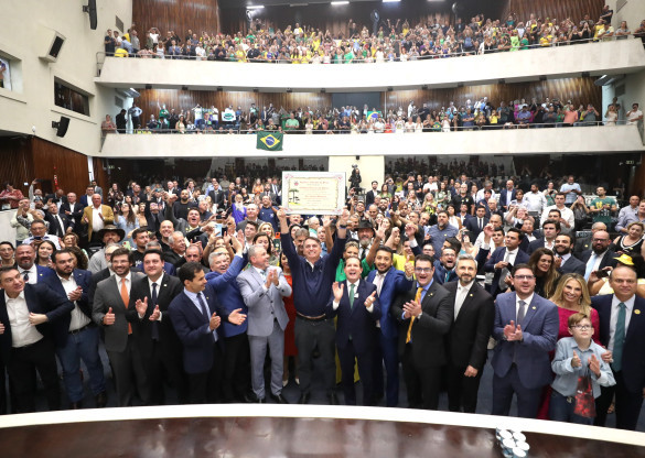 Jair Bolsonaro recebe o título de cidadania honorária do Paraná