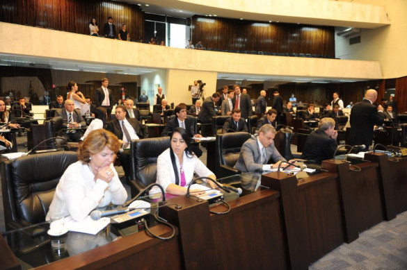 Assembleia aprova projeto que regulamenta forma de cobrança dos combustíveis no Paraná