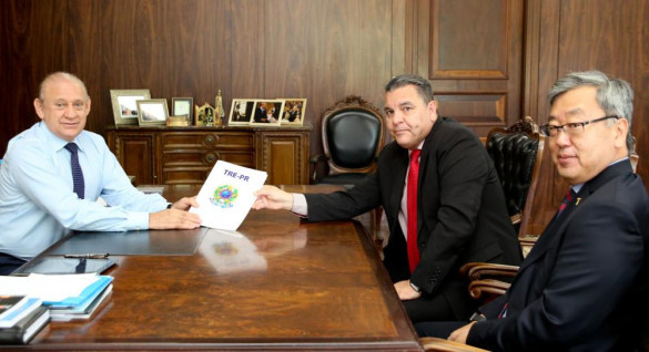 Presidente do TRE-PR pede apoio dos deputados para o recadastramento eleitoral biométrico