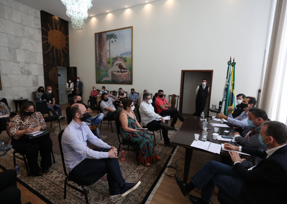 Comissão de Educação da Assembleia promove reunião entre secretário e diretores de escola