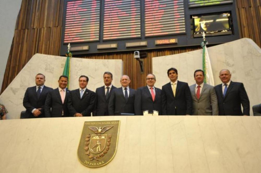 Presidente Ademar Traiano entre os demais deputados que compõem a Mesa Executiva da ALEP.