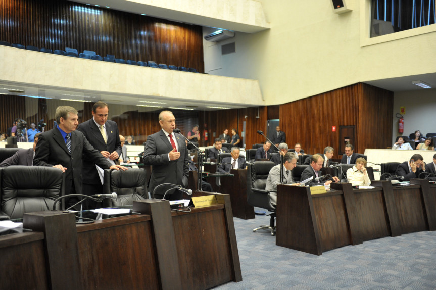 Parlamentares reunidos na sessão plenária desta segunda feira (1º)