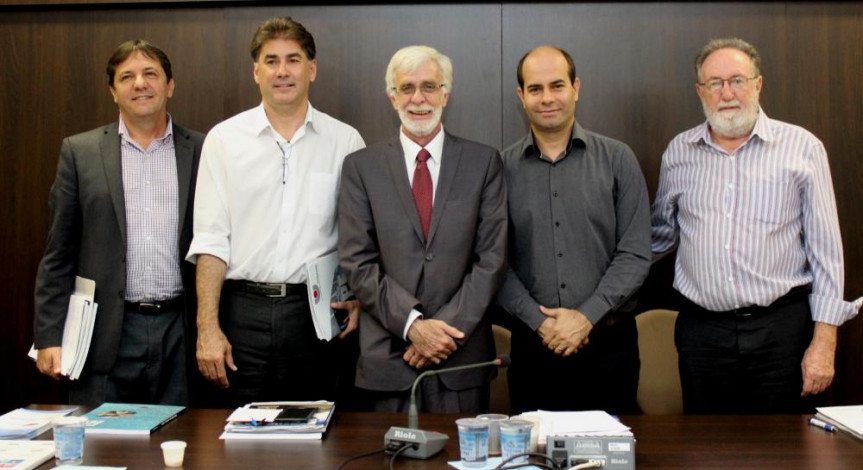 Deputado Chico Brasileiro (PSD); deputado Paranhos (PSC); reitor da Unioeste, Paulo Sérgio Wolf; deputado Evandro Araújo (PSC); e o deputado Tercílio Turini (PPS).