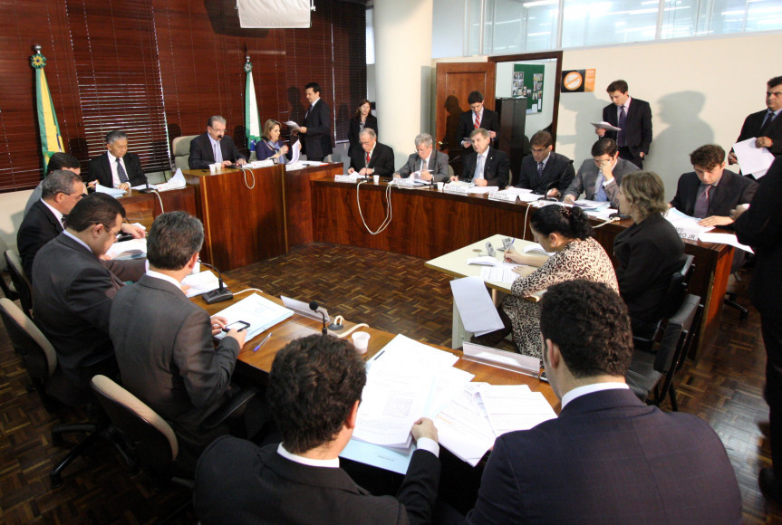 Parlamentares analisam projetos em reunião da CCJ.
