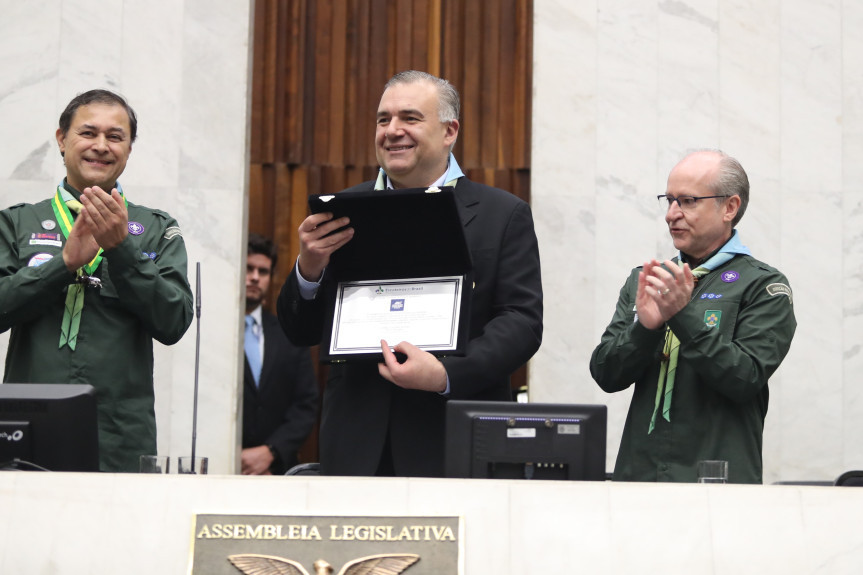 Na ocasião, a União dos Escoteiros entregou uma medalha de gratidão ao deputado Leprevost e uma placa de agradecimento à Assembleia Legislativa em reconhecimento ao apoio ao escotismo.