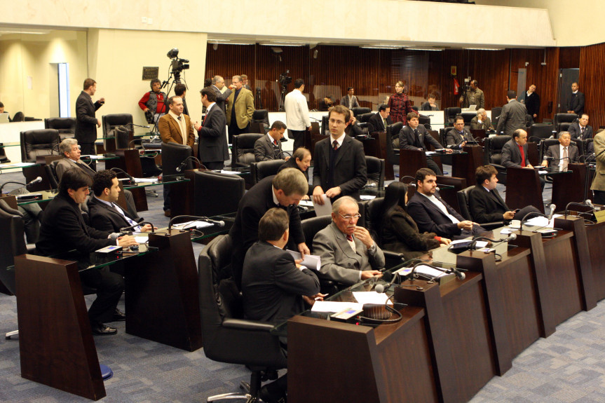 Deputados durante sessão plenária desta quarta (24)