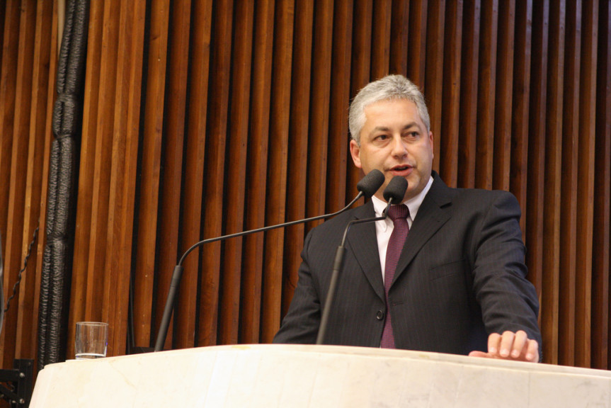 Deputado Douglas Fabrício (PPS), autor do projeto que veda a cobrança de taxa de material escolar de uso coletivo.