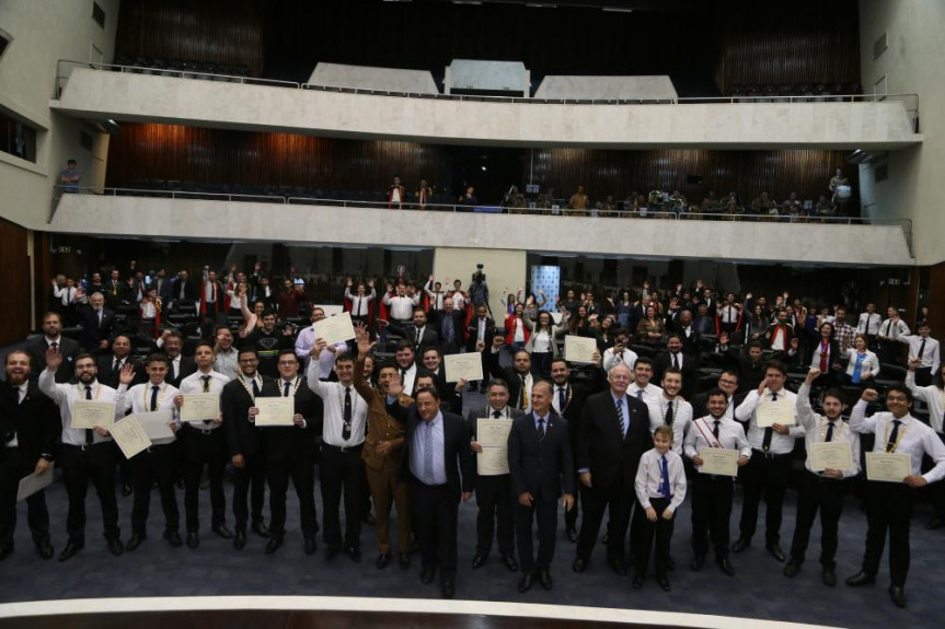 Jovens, membros da Ordem DeMolay, celebraram os 100 anos da organização no Plenário da Alep.