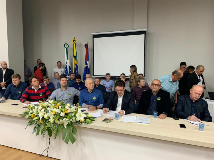 Deputados estaduais e federais, população, lideranças políticas e empresariais debatem reabertura da Estrada do Colono.
