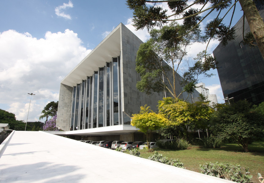 Fachada do prédio do plenário da Assembleia Legislativa do Paraná.