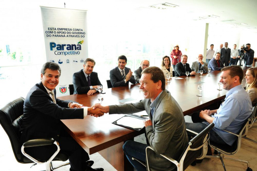 Governador Beto Richa, deputado Plauto Miró, prefeito de Ponta Grossa Marcelo Rangel, presidente do Madero Luiz Renato Durski Junior, acompanhado de diretores da rede e demais autoridades 