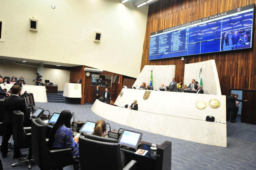Diversos deputados usaram as tribunas para falar sobre temas de interesses dos paranaenses.