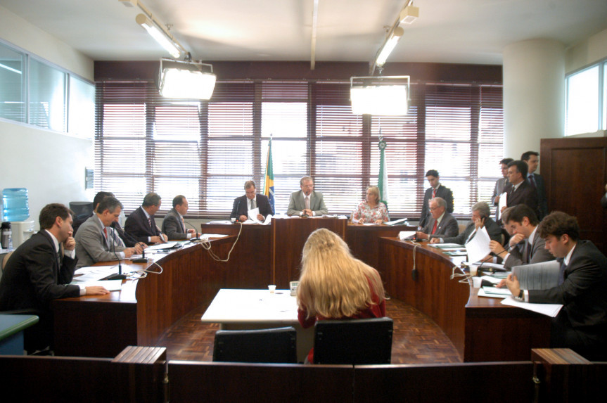 Membros da Comissão de Constituição e Justiça durante reunião desta terça-feira (13/12).