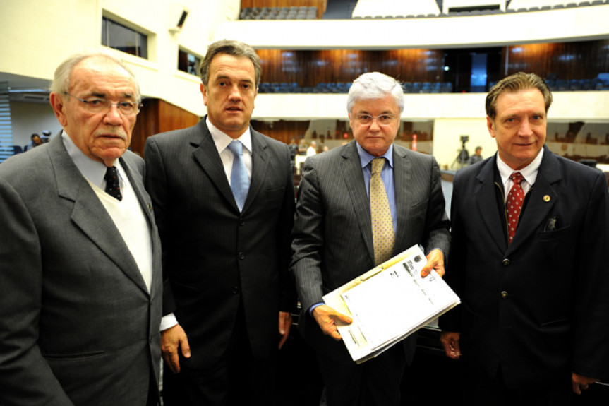 Esq. à dir. deputados Duílio Genari (PP), Plauto Miró (DEM), Rossoni (PSDB) e Ademir Bier (PMDB)
