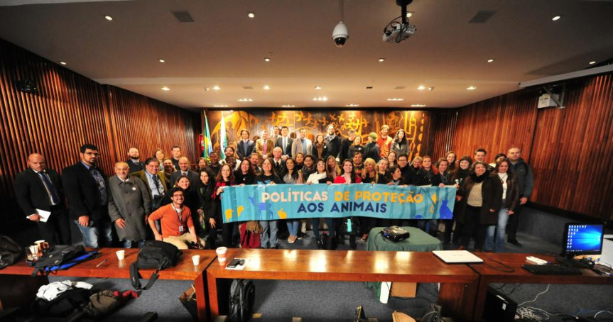 Encontro proposto pelos deputados Goura (PDT) e Alexandre Amaro (PRB) reuniu especialistas, ativistas, e representantes do poder público em debate sobre proteção animal.