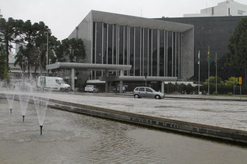 Fachada da Assembleia Legislativa do Paraná.