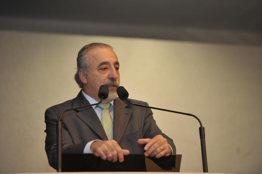 Na tribuna durante a sessão plenária desta quarta-feira (18), deputado Rasca Rodrigues (PV).