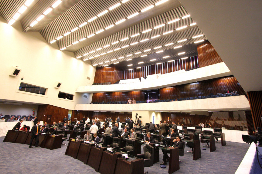 Deputados durante os trabalhos de Plenário.