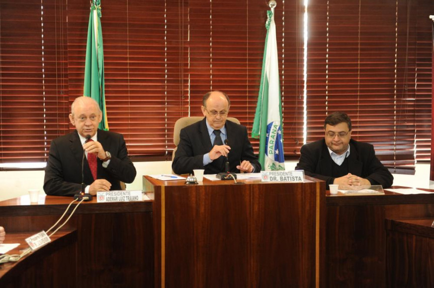 Presidente da Alep, deputado Traiano ; presidente da Comissão de Saúde Pública, deputado Dr. Batista; e secretário de Estado da Saúde, Michele Caputo Neto