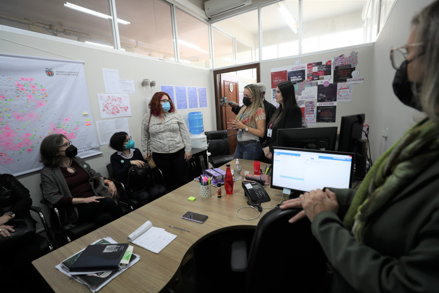 Professoras da UFPR conhecem o trabalho desenvolvido pela Procuradoria da Mulher da Assembleia Legislativa do Paraná.