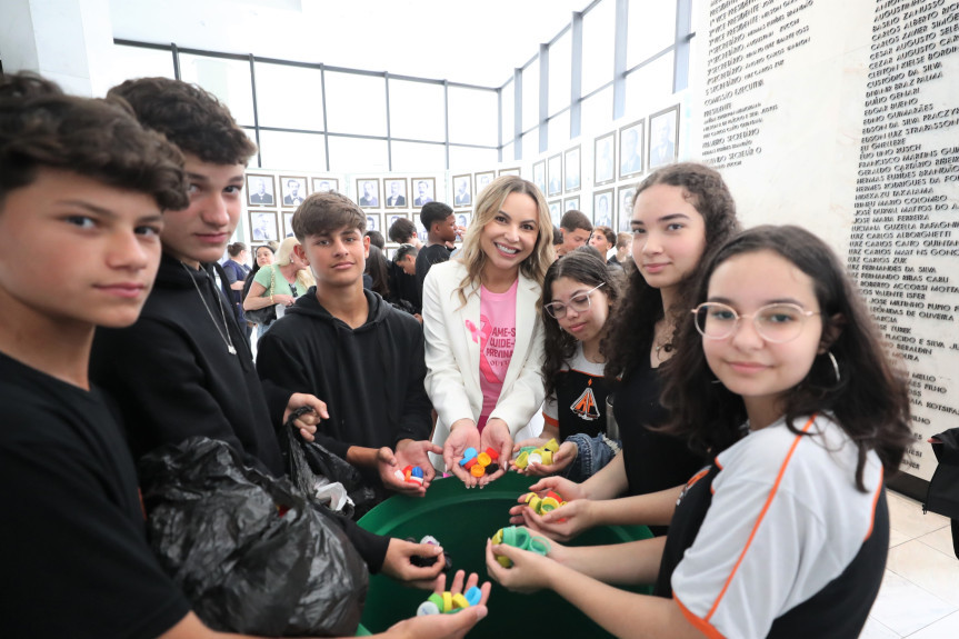 Durante a vista, os estudantes foram acompanhados pela presidente do Conselho de Ações Solidárias e Voluntariado da Assembleia , Rose Traiano, para fazer doações à Campanha Tampinha Paraná.