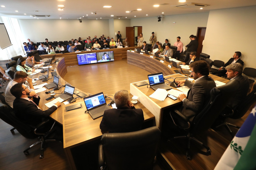 Reunião ocorreu no início da tarde desta terça-feira (23), no Auditório Legislativo.