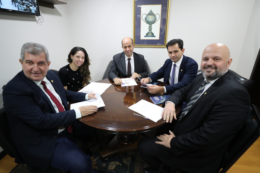 Reunião ocorreu após a sessão plenária desta terça-feira (6).