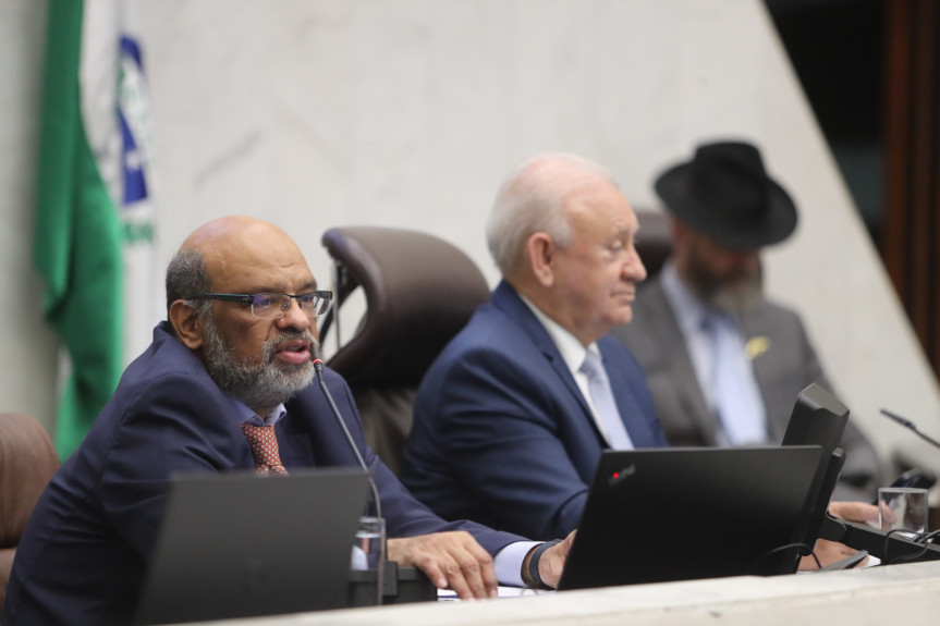 O secretário de Estado da Fazenda (SEFA), Renê Garcia Júnior, destacou os principais resultados contábeis do Governo Estadual entre janeiro e agosto deste ano e respondeu a questionamento dos deputados na Assembleia Legislativa do Paraná.