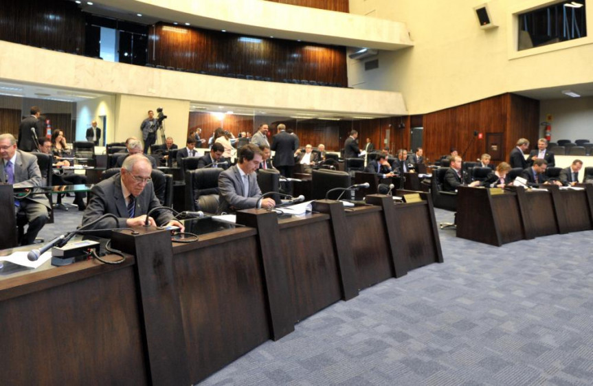 Deputados durante os trabalhos de Plenário.