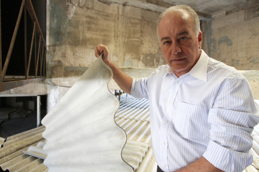 O amianto é um mineral tóxico utilizado na produção de telhas, entre outros materiais. Seu uso já está proibido em 66 países. No Brasil, seis estados e 20 municípios seguiram o exemplo.