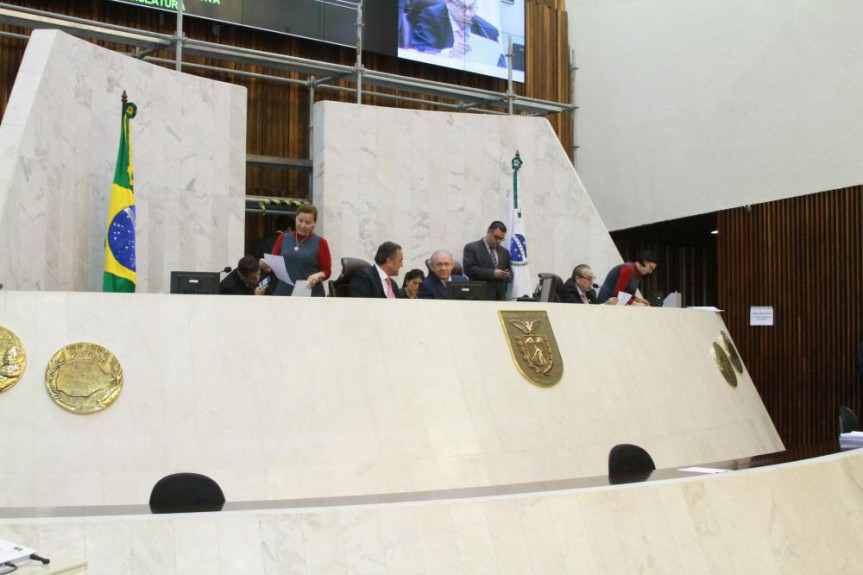 Foram duas as sessões realizadas nesta terça-feira (6), antecipando-se a que seria realizada na quarta (7).