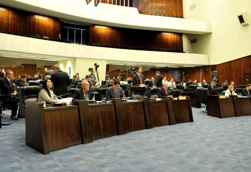 Deputados durante os trabalhos em Plenário.