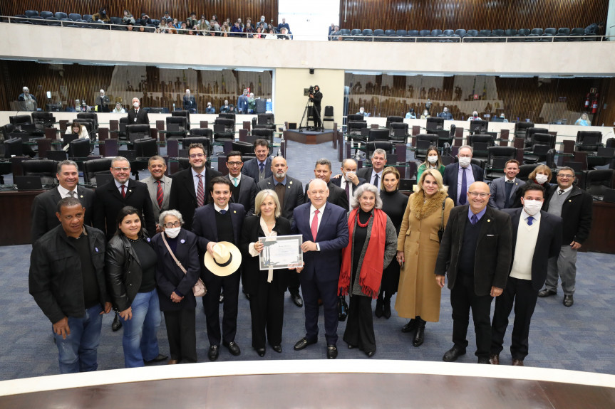 Durante o Grande Expediente da sessão plenária desta segunda-feira (13), a família do jornalista Fabio Campana recebeu um certificado de Menção Honrosa pela trajetória pessoal e profissional do jornalista.