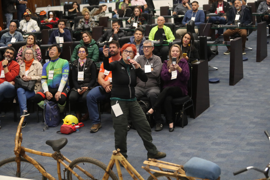 Abertura do ParanáBici - Seminário Paranaense de Ciclomobilidade e Cicloturismo ocorreu no Plenário da Assembleia na noite desta quinta-feira (28).