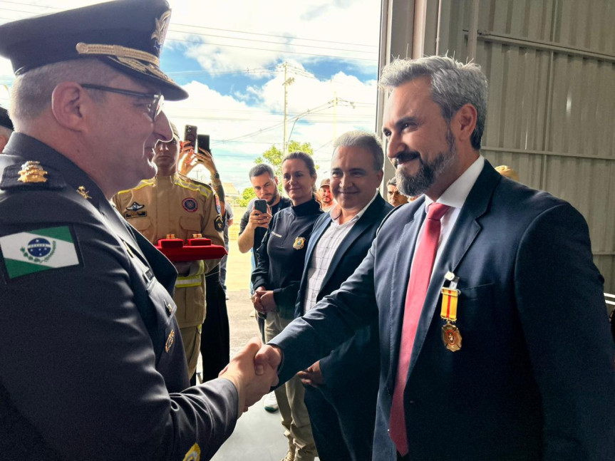 A medalha reconhece a dedicação e a parceria com o 12º Grupamento de Bombeiros (GB), que tem sede em Guarapuava e desempenha um papel fundamental na proteção e segurança de milhares de pessoas na região.
