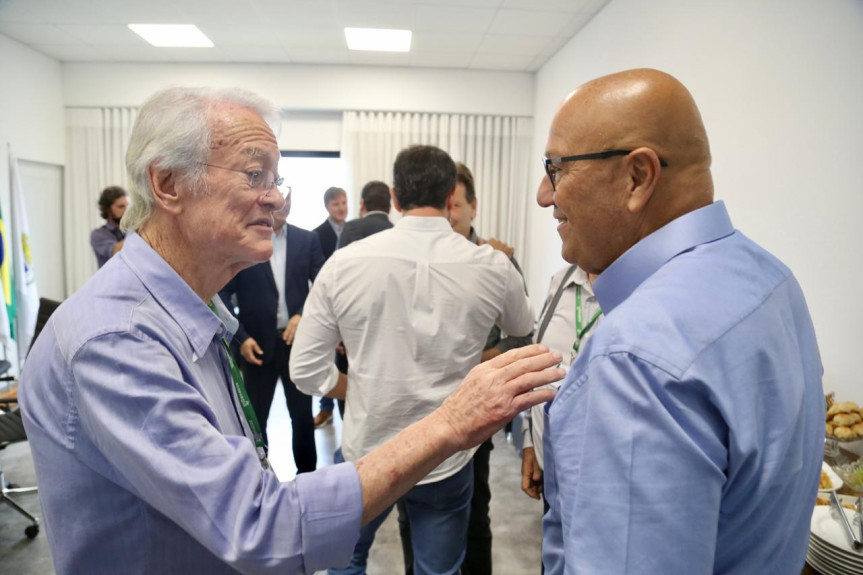 O deputado Luiz Cláudio Romanelli (à dir.) ao lado do empresário Francisco Simeão.